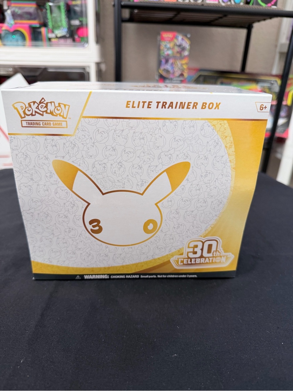Pokemob Elite Trainer Box - 30th Celebration (White & Gold)